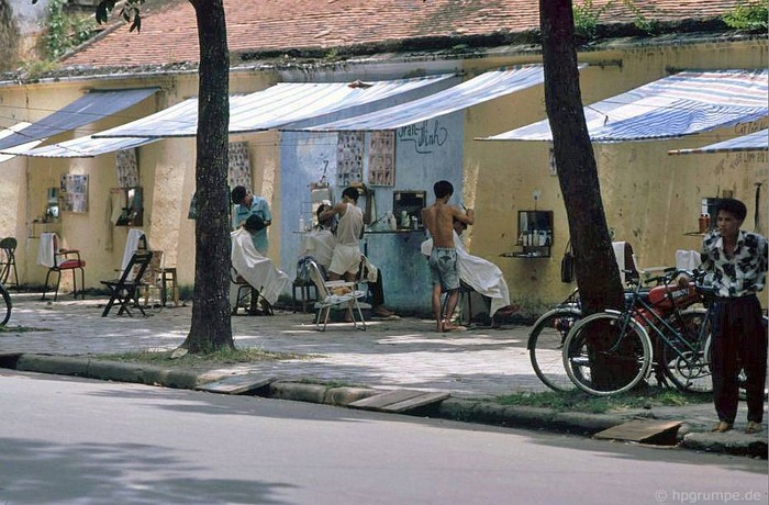 Cắt tóc vỉa hè, Hà Nội 1991.